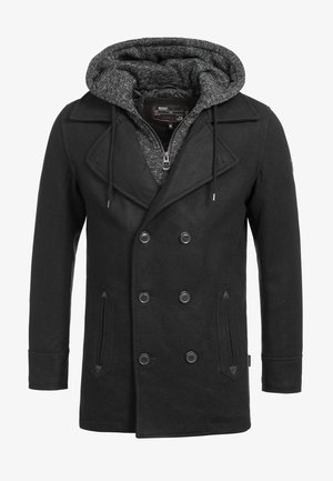 Fekete, dupla rangú kabát texturált szürke kapucnival. Nagy gombokkal és oldalsó zsebekkel rendelkezik. Az anyag simának és egyformának tűnik.