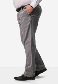 Graue Baumwollhosen mit geradem Schnitt. Verfügt über seitliche Taschen und eine glatte Textur. Kombiniert mit schwarzen Schuhen und einem Gürtel.