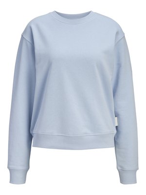 Lichtblauwe crewnecktrui met lange mouwen en geribde manchetten en zoom, getoond op een witte achtergrond.