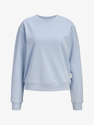Lichtblauwe crewnecktrui met lange mouwen en geribde manchetten en zoom, getoond op een witte achtergrond.