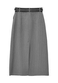 Grau gestreifter Rock mit einem Schlitz vorne und einem flachen schwarzen Gürtel in der Taille. Aus einem glatten, leichten Stoff gefertigt.