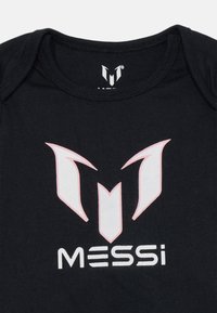 Sort svart bomullsbody med en hvit og rosa stilisert "M"-logo og "MESSi"-tekst trykt på forsiden, med rund hals.