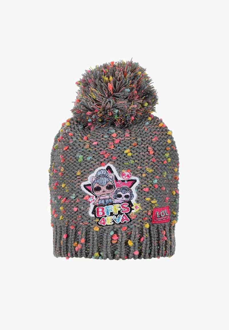 Gorro de punto gris con lunares multicolor, rematado con un pom-pom esponjoso. Presenta un parche con "BFFs 4eva" y dos personajes de dibujos animados.