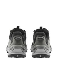 Schwarze und graue Wanderschuhe mit einer strukturierten Oberseite, Zuglasche und verstärktem Absatz, ausgestattet mit einer robusten profilierten Sohle für guten Halt.