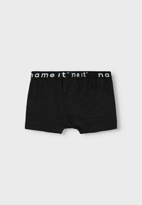 Čierne boxerky vyrobené z mäkkej tkaniny, s širokým čiernym pásom s bielym označením "name it". Jednoduchý, štíhly dizajn.