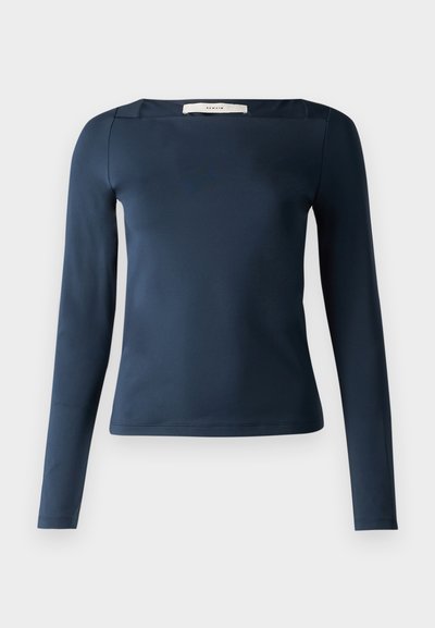 Marineblå langermet topp med kvadratisk halslinje, laget av et jevnt, elastisk stoff. Har en tettsittende silhuett og minimal sømdetaljering.