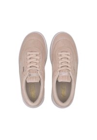 Baskets en daim beige avec design à lacets, languette rembourrée, détail du logo sur le côté et semelle en caoutchouc blanche ; texture lisse et forme arrondie.