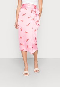 Jupe portefeuille en satin rose avec imprimé homard, dotée d'un lien latéral et d'un ourlet tombant sous le genou. Texture lisse avec un léger brillant.