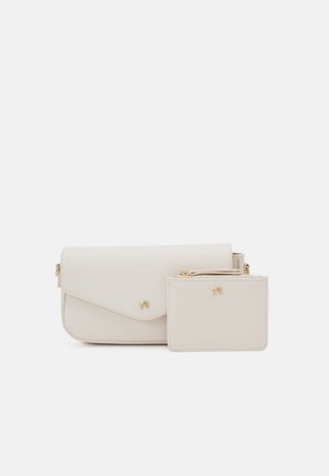 Beige leren crossbodytas met klepsluiting en bijpassende gevoerde pouch, beide met kleine gouden logo-details.