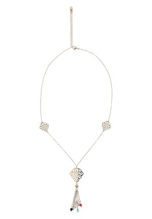 Delikatny złoty naszyjnik z potrójnymi zawieszkami w kształcie koniczyny wykonanymi ażurowo, centralna zawieszka z kolorowymi koralikami zwisającymi jako ozdoby.