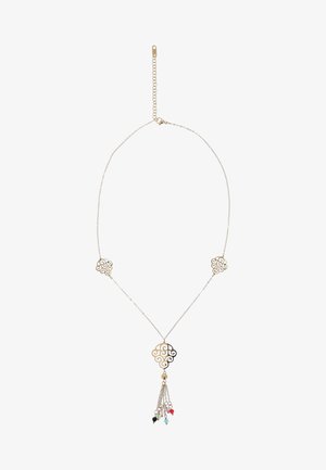 Delikatny złoty naszyjnik z potrójnymi zawieszkami w kształcie koniczyny wykonanymi ażurowo, centralna zawieszka z kolorowymi koralikami zwisającymi jako ozdoby.