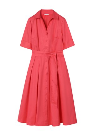Robe chemise corail rose longueur genou avec manches courtes, boutonnée sur le devant, col, jupe plissée et ceinture assortie en tissu nouée à la taille.