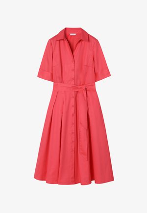 Lososově růžové košilové šaty po kolena s krátkými rukávy, zapínáním na knoflíky vpředu, límečkem, plisovanou sukní a páskem z přizpůsobené látky uvázaným v pase.