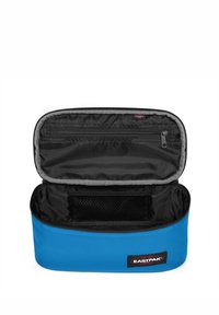 Bolsa de almacenamiento de tela azul con un zipper gris, que cuenta con un bolsillo de malla en su interior. Etiqueta de marca en la parte frontal. Diseño abierto para un acceso fácil.