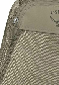 Olijfgroene mesh tas met een soepele rits en een geborduurd logo aan de voorkant; gestructureerde stof; compact ontwerp voor opslag of reizen.