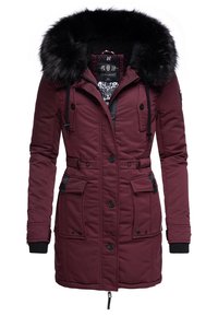 Bordeaux parka jack met een nepbont capuchon, lange mouwen, rits- en knoopsluiting, en twee voorkruiken met zwarte accenten.