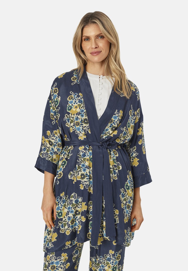 Accappatoio in stile kimono di colore blu navy con motivo floreale in giallo e blu. Maniche lunghe, vita con cintura, tessuto leggero e design fino al ginocchio.