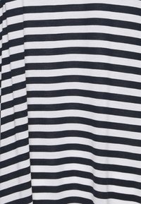 Tessuto a righe blu navy e bianche con linee orizzontali, texture liscia e caduta morbida, adatto per abbigliamento casual.