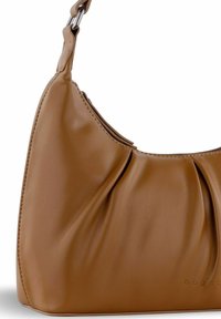 Sac à main en cuir brun avec une texture douce, un design plissé et un accent en métal sur la anse. Présente une forme arrondie pour un look élégant.