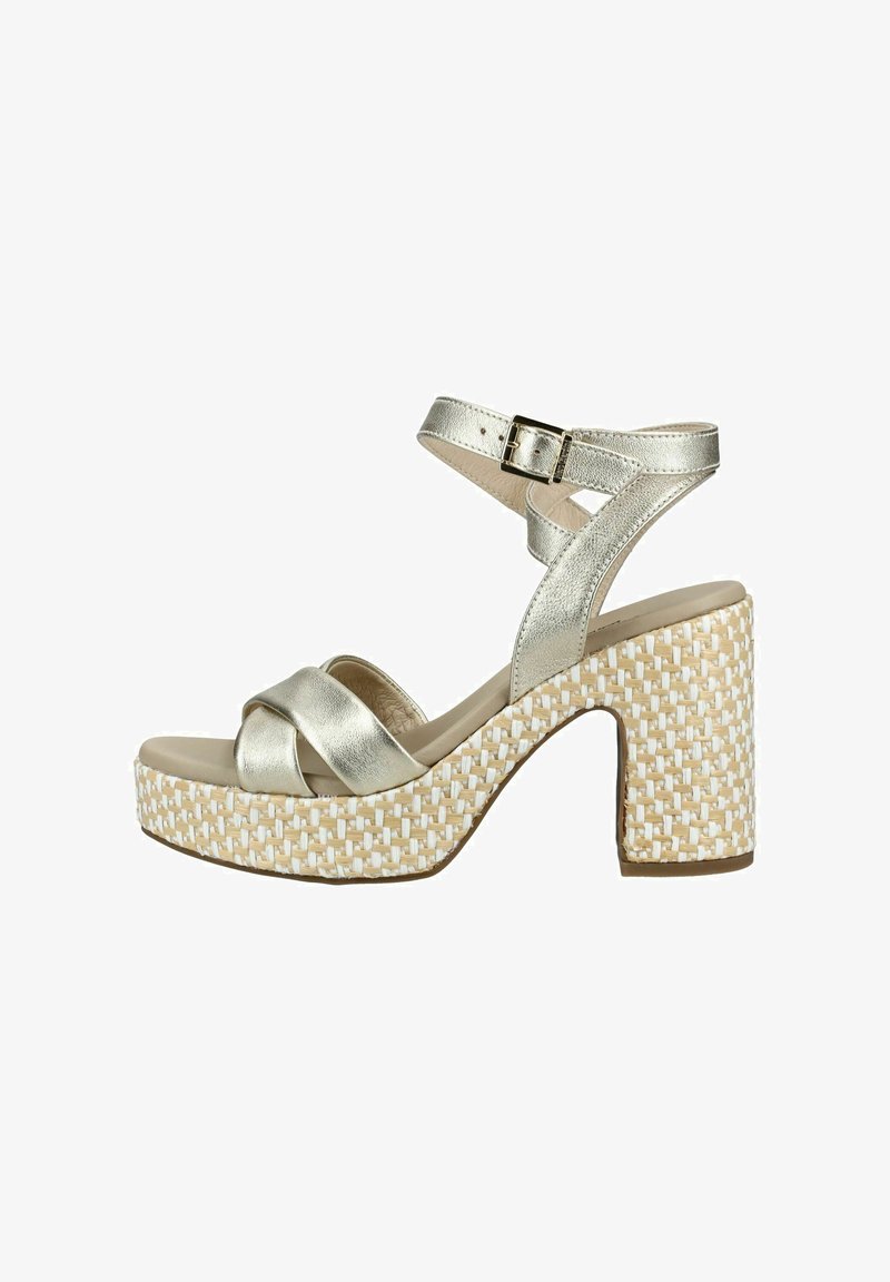 Sandale argentée métallique à brides avec plateforme tissée, talon bloc et fermeture à boucle réglable à la cheville.