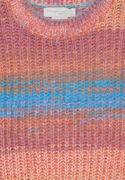 Maglione lavorato a maglia in tonalità di rosa, arancione e blu con un motivo testurizzato. Presenta un collo a giro e un'etichetta con la scritta "Stella McCartney Kids."