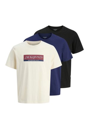 Drei Rundhalsausschnitt T-Shirts: eines in Creme mit Grafikdruck, eines in Marineblau und eines in Schwarz. Hergestellt aus Baumwolle, mit kurzen Ärmeln und einer lockeren Passform.