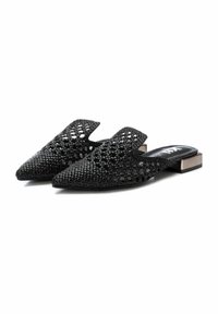 Mule nere intrecciate con punta affusolata e tacco quadrato metallico basso. Presentano un retro aperto e un intricato motivo a intaglio su tutta la superficie.