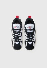 Αθλητικά παπούτσια σε ασπρόμαυρο με δίχτυ στο πάνω μέρος, στρογγυλή μύτη, μαύρα κορδόνια και κόκκινο πίσω ταμπελάκι στη φτέρνα. Φέρουν το λογότυπο "Flight" στη γλώσσα.