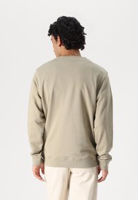 Lyle & Scott CREW NECK - Melegítőfelső - sage
