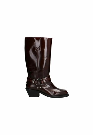 Bottes de cowboy en cuir verni marron avec une pointe fine, hauteur mi-mollet, accent de sangle à boucle et un petit talon empilé.