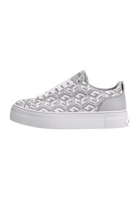 Sneakers bianchi con un motivo geometrico testurizzato, suola piatta e design con lacci, con accenti grigi sul tallone e sulla linguetta.