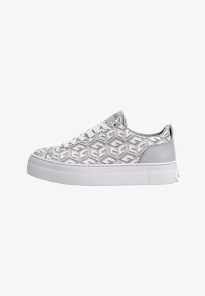 Sneakers bianchi con un motivo geometrico testurizzato, suola piatta e design con lacci, con accenti grigi sul tallone e sulla linguetta.