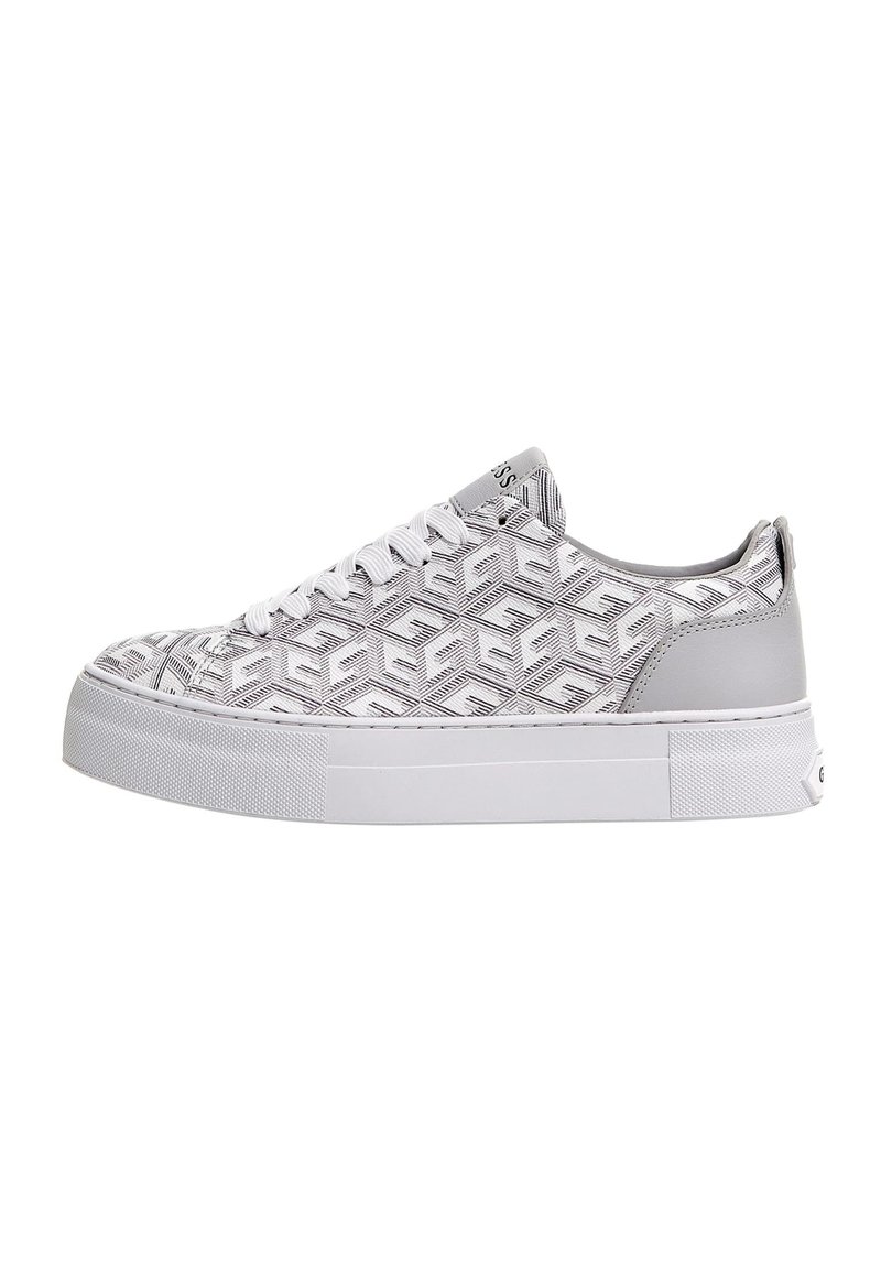 Sneakers bianchi con un motivo geometrico testurizzato, suola piatta e design con lacci, con accenti grigi sul tallone e sulla linguetta.