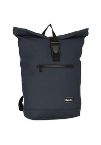Rolle-top rugzak in donker marineblauw, gemaakt van duurzaam materiaal. Voorzien van een voorzak met rits, verstelbare schouderbanden en een veilige sluiting met gespsluiting.