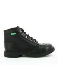 Botte de cheville en cuir noir avec bout arrondi, œillets en argent et lacets noirs. Présente un logo Kickers vert et un détail de couture texturé.