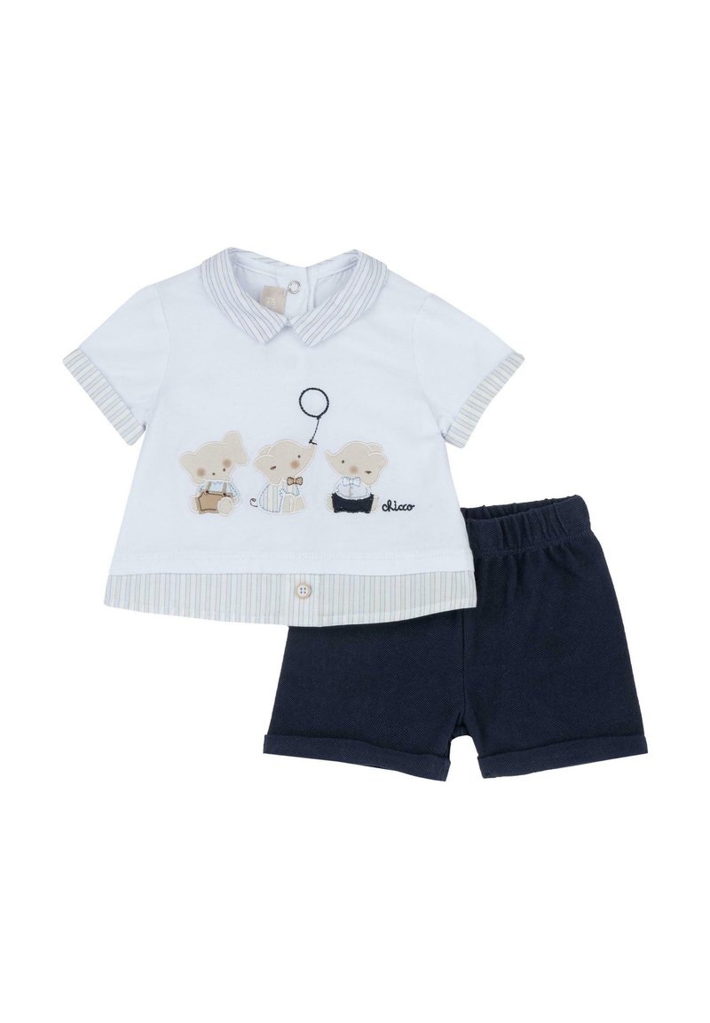 Conjunto de ropa infantil que incluye una camisa blanca de manga corta con cuello a rayas y bordado de oso, acompañada de pantalones cortos azul marino.
