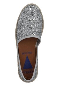 Espadrillas scintillanti argento con punta tonda, elastico laterale e suola in juta naturale. Soletta marrone con logo blu a forma di triangolo.