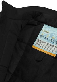 Schwarze isolierte Jacke mit gestepptem Innenfutter. Enthält ein blaues Pflegeetikett mit orangefarbenen Akzenten, das wasserdichte und winddichte Eigenschaften beschreibt.