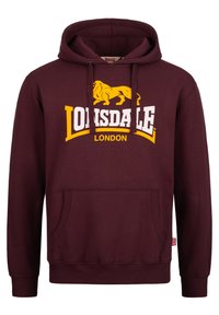 Felpa marsala con cappuccio regolabile, tasca frontale e logo "Lonsdale London" bianco/giallo. Presenta una grafica di leone e polsini a coste.