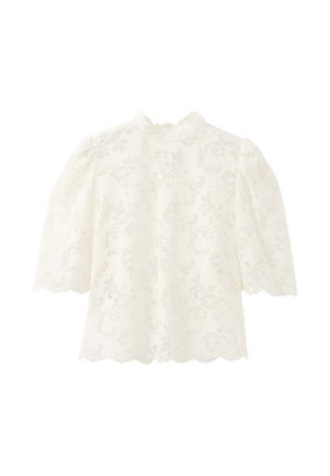 Blusa blanca de encaje con mangas cortas abullonadas, cuello alto con volantes, estampado floral y bordes ondulados en las mangas y el dobladillo.