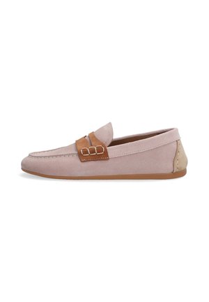 Helle rosa Wildleder Slipper mit einem braunen Lederband und silbernen Hardware-Details. Merkmale eine abgerundete Zehe und eine flache Gummisohle.