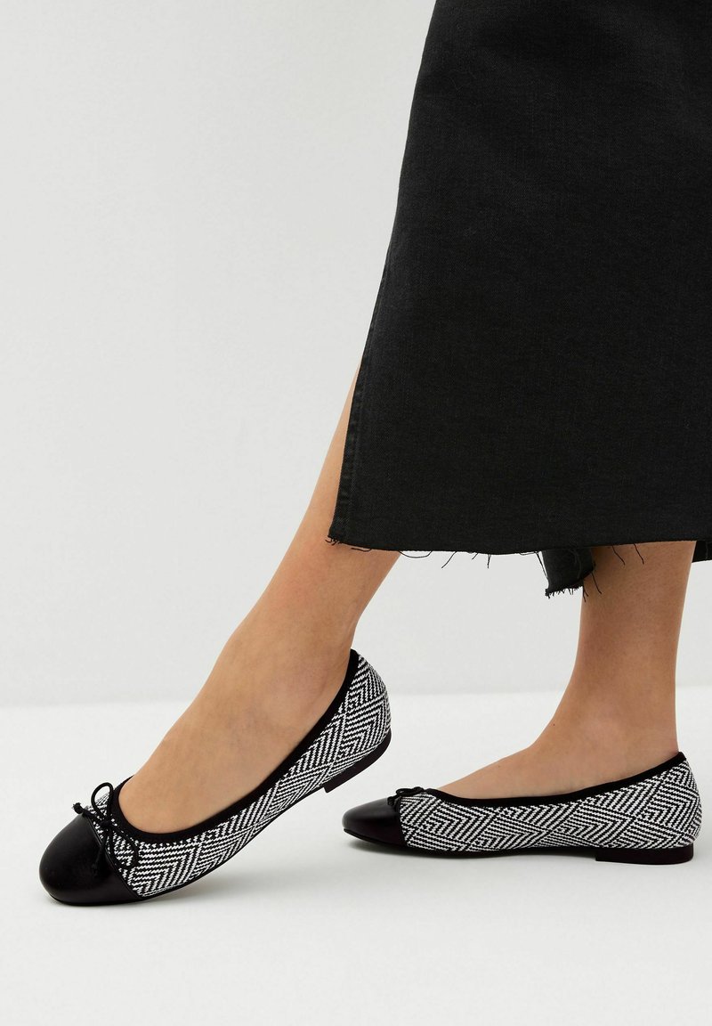 Next FOREVER COMFORT REGULAR FIT - Baleriinad - black white
