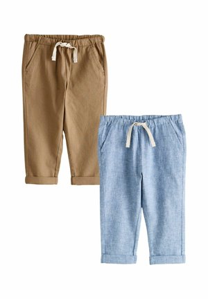 Zwei Hosenpaare: eines in Beige mit strukturierter Oberfläche und elastischem Bund, das andere in hellblauem Chambray mit hochgekrempelten Beinabschlüssen und Taschen.