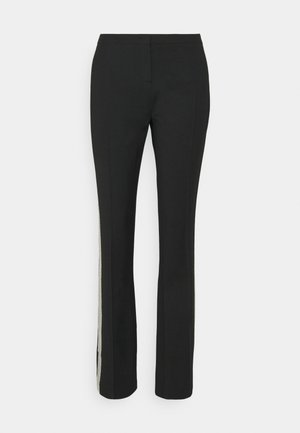Zwarte broek met een recht gesneden ontwerp, voorzien van een gestructureerd zijpaneel dat contrasteert met de gladde stof van de broek.