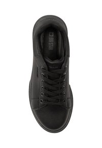 Sneaker nera con tomaia in pelle liscia, punta rotonda, allacciatura a sei fori, collarino imbottito e soletta testurizzata con dettaglio del logo.
