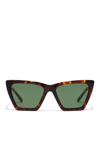 Ochelari de soare tip cat-eye cu ramă din tortoise, lentile verzi, unghiuri ascuțite și laterale groase. Fără hardware vizibil sau ornamentații.