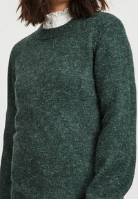 Maglione verde scuro con texture, collo a giro e maniche lunghe, caratterizzato da un morbido motivo a maglia puntinata.