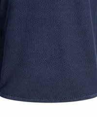 Tessuto a maglia testurizzato blu navy in un design morbido, con scollo rotondo e orlo dritto con cuciture rinforzate.