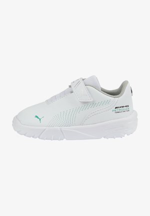 Biały sneaker Puma z turkusowym logo, paskiem na rzep i brandingiem zespołu AMG Petronas Formuła 1 z boku.