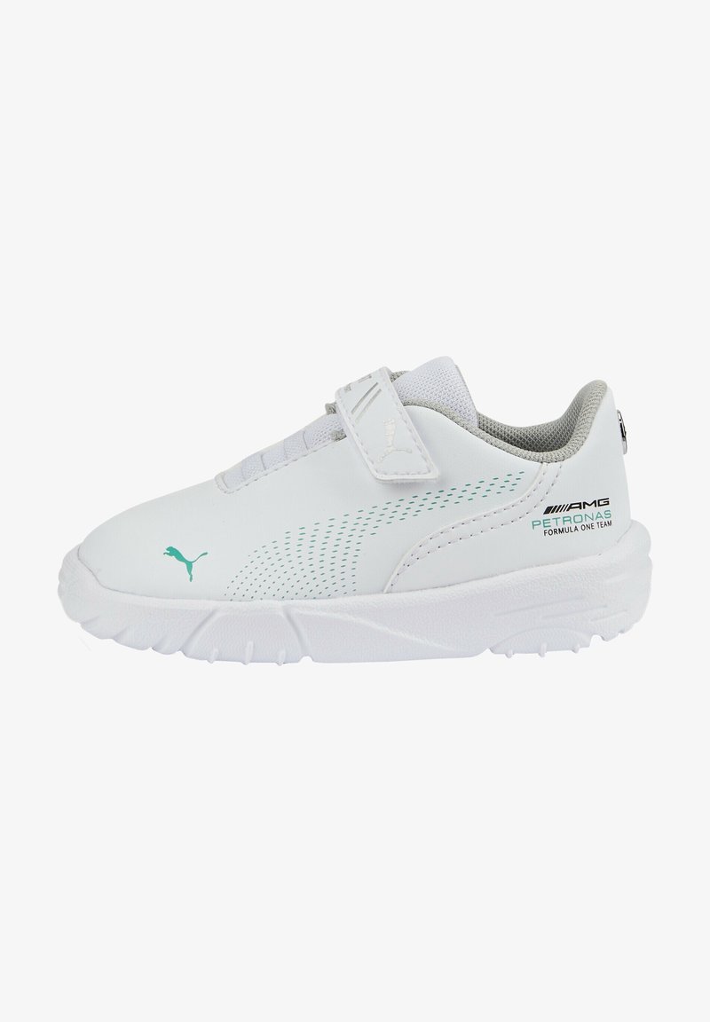 Baskets blanches Puma avec logo bleu sarcelle, bande auto-agrippante et marquage AMG Petronas Formula One Team sur le côté.